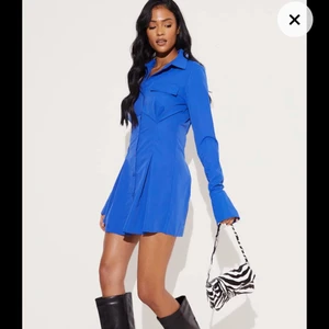 Blå klänning - använd 1 gång på nyår, lite mörkare i verkligheten, sitter fint på! Storlek uk8 är inte riktigt säker på vilken storlek det är men tror 36, skulle säga att den passar 34/36! 120 plus frakt 