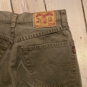 Bruna Jeans  - Jättesnygga Bruna/Gröna Jeans köpta secondhand. Några av mina favoriter men dom har tyvärr blivit för små! Möts gärna upp men kan också frakta då står köparen för frakten