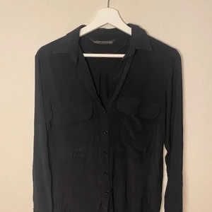 Skjorta-Zara  - Svart skjorta från Zara, lite längta baktill, Stl. Xs