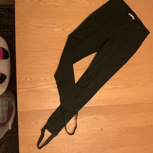 Byxa med hällor  - Helt oanvända byxor med hällor från Wera. Skickas med 4 frimärken för 54kr eller spårbart