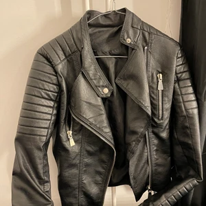 Chiquelle skinnjacka  - Chiquelle skinnjacka i storlek 38 passar även 37 o 36.