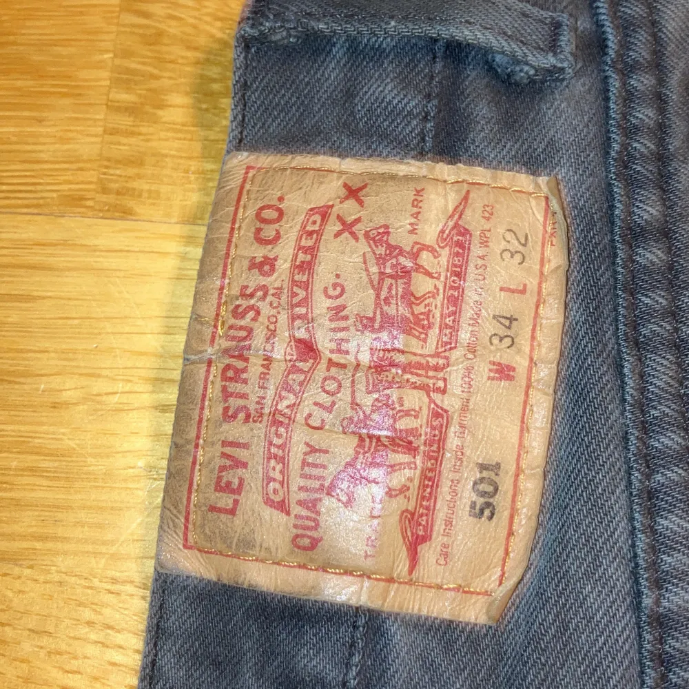 Gråa Levi’s 501. Är lite mindre än vad storleken säger. Har endast används under sommar. Jeans & Byxor.