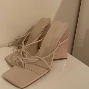 Klackskor - Somriga klackar från PLT. Önskar verkligen att dessa passade mig men köpte tyvärr fel storlek, aldrig använda<3     Stl. 39 