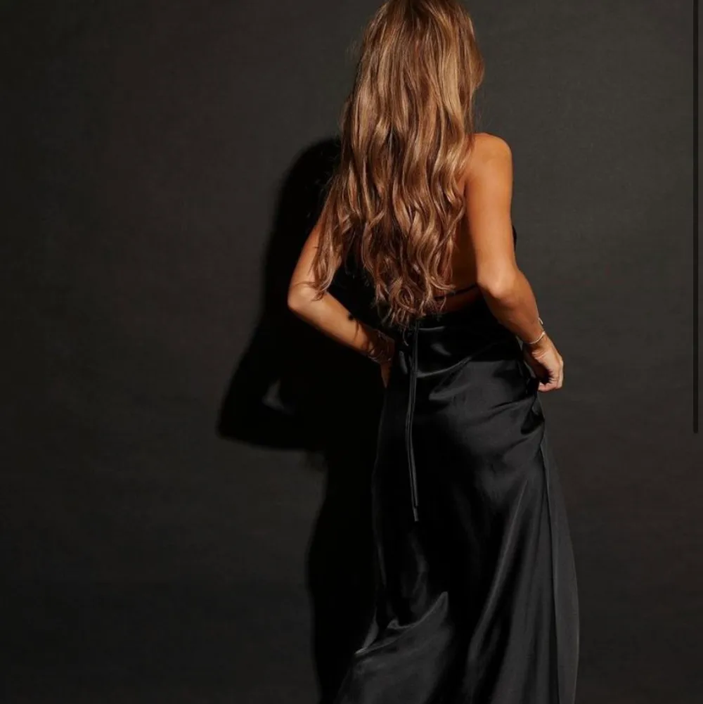 Söker denna klänning från Nakd- Hanna Schönbergs kollektion, antingen i svart eller i brun, . Klänningar.