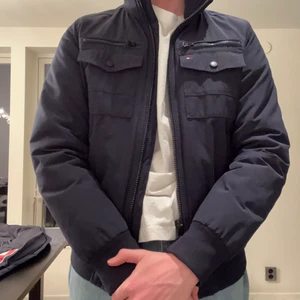 TOMMY HIMFIGER JACKA - Hej! Jag säljer denna jacka då jag har växt ur den. Det är storlek small och är perfekt för vintern men även med ett lätt plagg under för våren, om ni vill ha mer bilder så är de bara att höra av sig! Nypris - 3000kr