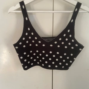 Zara - Populär zara topp som jag tror även är slutsåld. Den är i storleken S/M och är som i nyskick då jag inte använt den så mycket. Kontakta mig privat om du är i intresserad eller har fler frågor💞💞