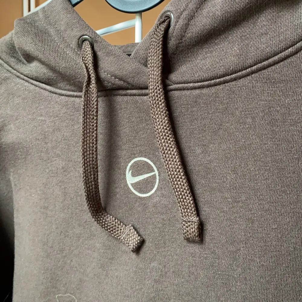 Oanvänd hoodie från Nike med swoosh logga i silver! Slutsåld.. Hoodies.