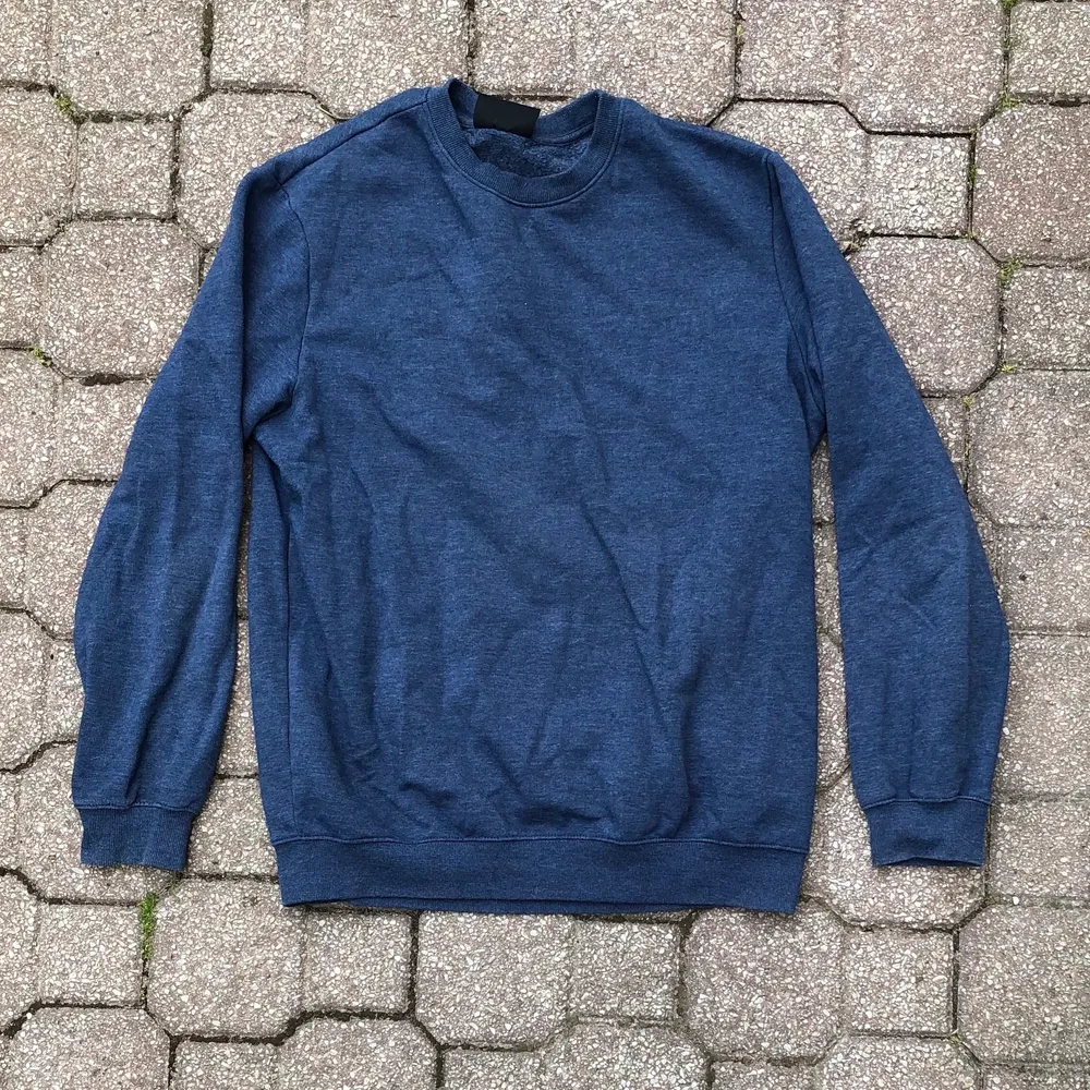 En blå sweatshirt från H&M. I väldigt bra skick. Köparen står för frakten 😋. Hoodies.