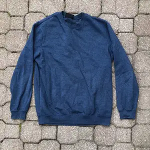 En blå sweatshirt från H&M. I väldigt bra skick. Köparen står för frakten 😋