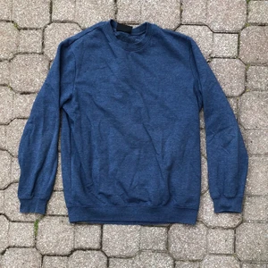 Blå sweatshirt - En blå sweatshirt från H&M. I väldigt bra skick. Köparen står för frakten 😋