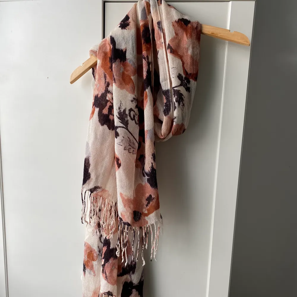 Halsduk från H&M i fint skick. Använd ca 5 gånger. Frakt går att diskutera.. Asusteet.