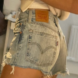 Levi’s shorts - Säljer mina levi’s shorts i superfint skick!! De är i storlek 25 vilket motsvarar XS. Skriv vid intresse❤️❤️