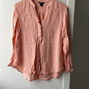 Blus från H&M strl 38 - Apricot blus från H&M i storlek 38. Fint skick, använd 1-2 gånger. Frakt går att diskutera.
