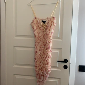 Blommig sexig klänning - Helt ny med prislapp kvar. Köpt från SHEIN. Sitter som en smäck för den vågade.