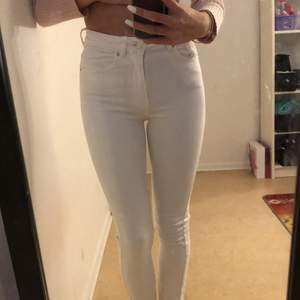 Vita jeans från Gina tricot storlek S