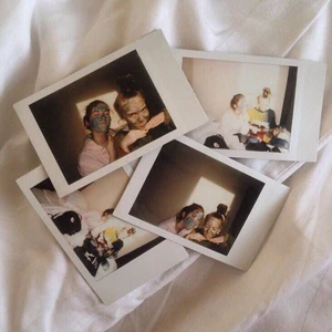 Polaroid kamera  - Knappt använd Polaroid one step +. Nypeoduktion av en analog direktbildskamera för kreativ och rolig fotoupplevelse och få dina bilder utskrivna direkt. Anslut kameran till din smartphone för att få självutlösare, dubbelexponering, ljusmålning, manuellt läge och fler funktioner.  Fördelar Kompatibel med I-type och 600 film Standard- och porträttlins Möjlighet att stänga av blixten Exponeringskompensation Bluetooth och Polaroid App Passar iOS och Android, första bilden är tagen, SNABBT KÖP!!