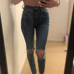 High waist jeans med 2 hål vid knäna❤️❤️ - High waist blå jeans, storlek xs