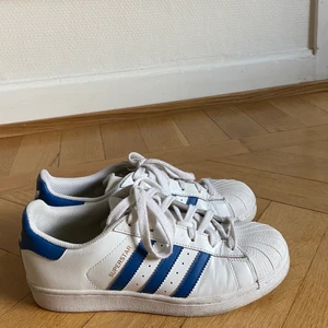Adidas - Adidas superstar med blåa ränder! Sparsamt använda.