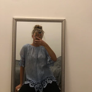 Luftig tunika  - Har ärft denna och vet inte märke eller storlek. Den är ganska så stor och luftig och passar bra till stranden☀️ Buda/pruta/ställ frågor i kommentarerna🌟