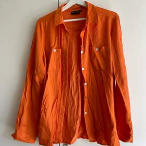 Orange skjorta. Passar perfekt över en T-shirt som jacka varmare dagar eller bara som skjorta. Aldrig använd, endast testad. 