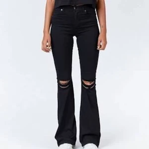 Svarta bootcuts SALT - helt oanvända svarta bootcut byxor från SALT. Finns i storlek S och M. Skriv privat för egna bilder. Köpt för 499. Pris kan diskuteras