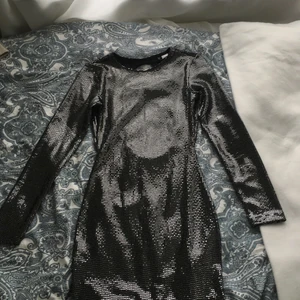 En klänning  - En klänning från h&m som är bara använd en gång. 