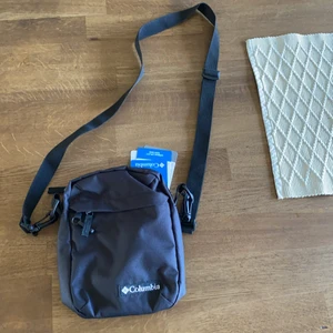 Columbia bag  - Säljer min lillebror lilla väska. Han säljer den eftersom att han fick två likadana. Lappen sitter kvar. Somsagt aldrig använd.