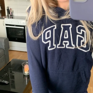 Marinblå gap hoodie - Gap hoodie köpt i England, nyskick! FRI FRAKT