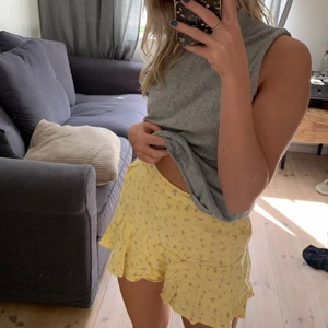 Kjol - Somrig kjol med inbyggda shorts☺️