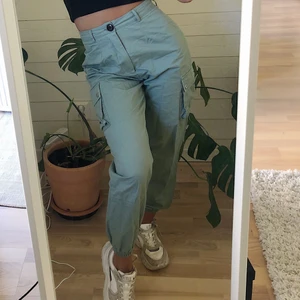 Gröna cargo byxor!  - Ett par supersnygga gröna cargo byxor! Har älskat dom men kommer inte riktigt till användning så vill kolla om de hade passat bättre på någon annan ❤️‍🔥🌸💕