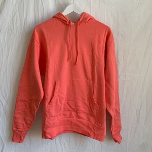 Hoodie från Collusion! - Korallfärgad hoodie från Collusion. Är knappt använd så är i nyskick fortfarande! Är något mer rosa än orange i verkligen.