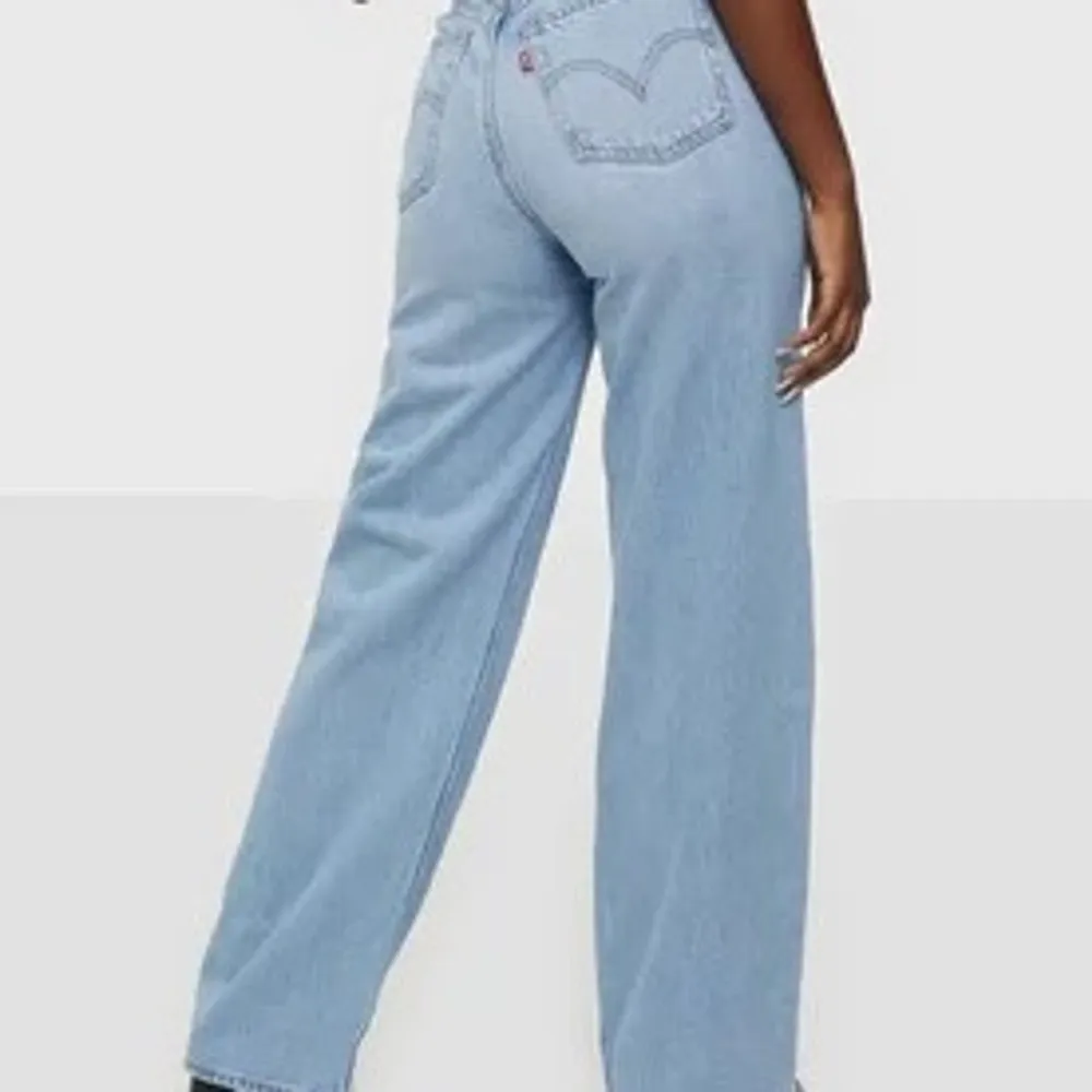 Säljer mina Levis jeans pga att dom inte kommer till andvänding och att dom är för stora för mig, andvända ungefär 3-5 gånger. Köpta för 1250kr på jeans bolaget, bud från 900kr💕. Jeans & Byxor.