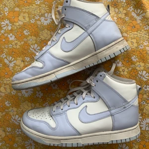 Nike Dunk High Football Grey - Nike Dunk High Football Grey i storlek 39. Köpta för några månader sen för 2899. En del använda men fint skick. Skickar med spårbar frakt som köparen står för (99). 