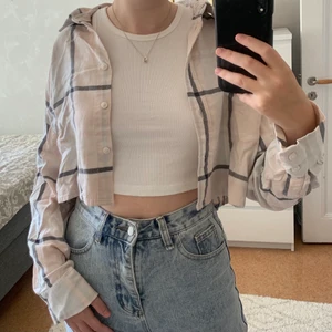 croppad skjorta strl S - jättesöt croppad skjorta från monki strl S💞 är i nyskick då den aldrig är använd, prislapp finns kvar. köparen står för frakten