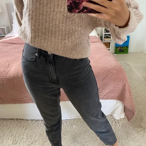 Gråa ankel korta jeans - Säljer ett par gråa korta jeans från Gina i storlek 36 och passar jättebra nu till höst och vinter, jag är 168 🙌🏼💕 köparen står för frakten som brukar vara mellan 63-79kr 