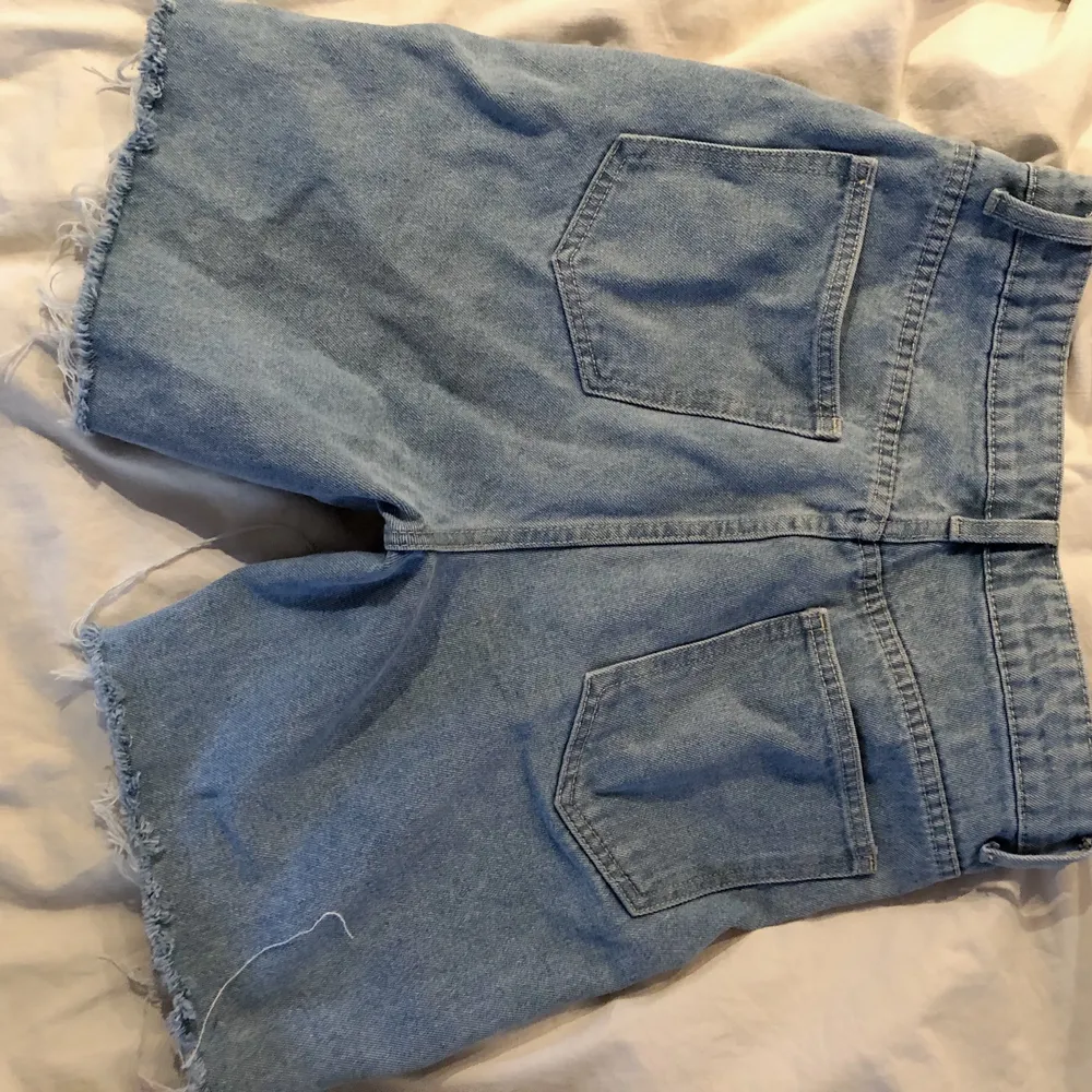 Assnygga jeansshorts!!! Alddig använda pga att de inte passar mig. Strl 40 men de är små i storlek och passar därför 36/38 🌟. Shorts.