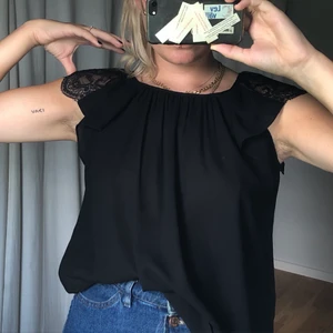 Blus med spetsdetaljer - Enkel och ball topp från Zara. Snygga spetsdetaljer vid axlarnas Sparsamt använd ❤️‍🔥❤️‍🔥