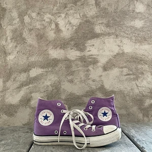 Lila höga converse💜 - Hej! Säljer nu mina lila höga converse i jättebra skick. Dem är lite smutsiga på det vita men det kan man få bort. Tvättas vid köp💜💜