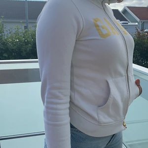 Vit gant hoodie S - Äkta. Använd väldigt få gånger. Inga fläckar. Priset är förhandlingsbart!