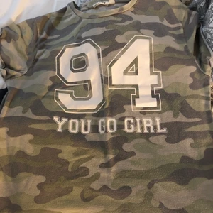 T-shirt - T-shirt från Kappahl. Storlek 146-152. Säljer för 50kr 