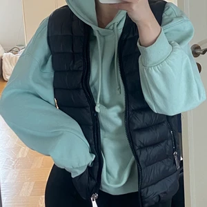 Svart dunväst - En så fin svart dunväst från mango i storlek S. Passar bra med tjocktröjor under🥰 i nyskick