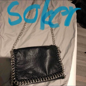 Tiamo väska - Jag söker denna tiamo väska hälsat i medium men skriv ändå till mig om du har en annan storlek! Max 95kr ungefär kanske kan diskutera om priset! :)