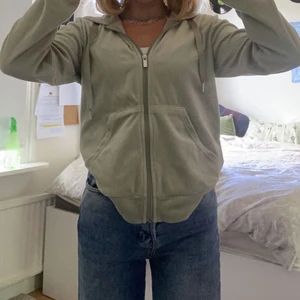 Jättefin zip up - En fin ljusgrön velour zip up från Gina Tricot. Passar jättebra till jeans men också till mycket annat. Köparen står för frakt 📦 Skriv vid funderingar💕 Pris går absolut att diskuteras:)