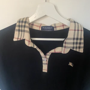 Najs tröja från burberry - Sååå skönt material men samtidigt jättesnygg burberry skjorttröja 