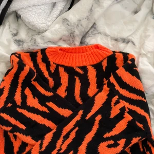 Stickad tröja från madlady. - Säljer denna tröja för 100kr. Använd endast 1-3 gånger. Säljer pga att jag inte använder den. Den har bara legat i min garderob men nu bestämmer jag mig för att sälja den🥰