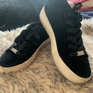 Steve Madden skor  - Skorna är i någon form av mocka imitation.