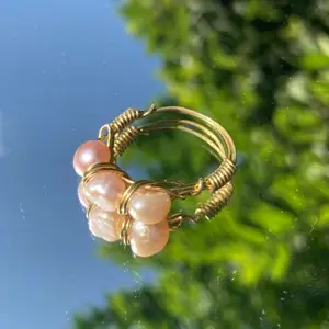 handgjord ring med tre pärlor i mitten 🌈
