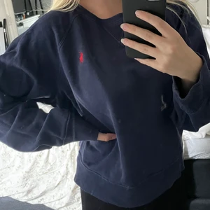 polo ralph lauren sweatshirt - denne ralph lauren sweatshirten är använd flertal gånger, trots detta håller den formen och bekvämligheten. tröjan är marinblå med ett rött märke