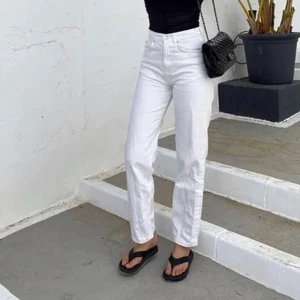 Vita raka jeans  - Säljer dessa jeansen då dom tyvärr inte satt bra på mig! Storlek 38 men kan även passa en 36🤍 Väldigt bra skick!🤍