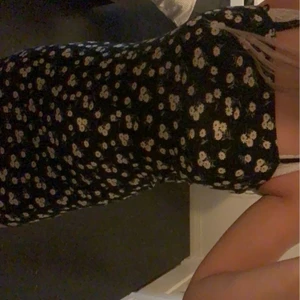 Klänning - En blommig tunnare klänning, perfekt att bara ha hemma eller till andra tillställningar! Den är i storlek L men skulle säga att den passar bättre på en kortare människa med storlek S😇